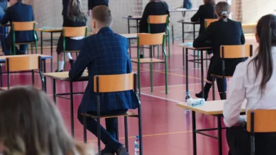 Polonya da yaklasik 350 bin ogrenci mezuniyet ve sinavlara hazirlaniyor 65833