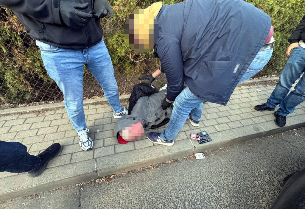 Polonya'da yaşlı kadını dolandıran şüpheli yakalandı 1 Polonya da yasli kadini dolandiran supheli yakalandi 59301