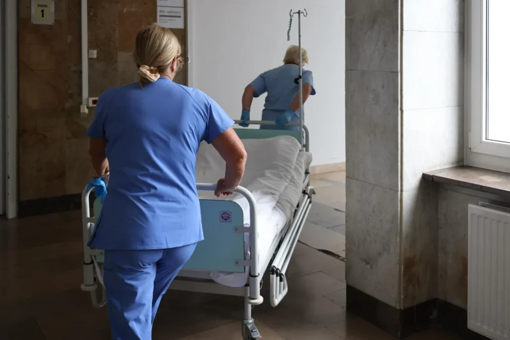 polonya hastanelerinde borc krizi kara hafta protestosu basladi 63624