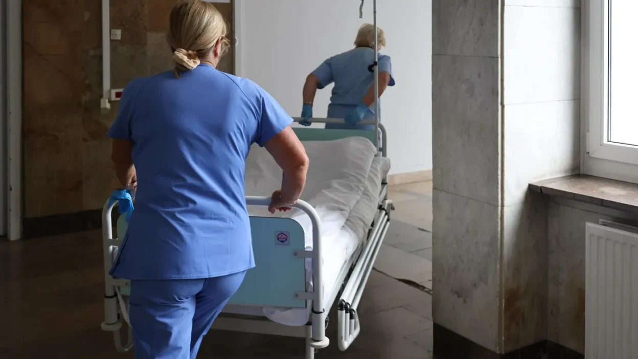 Polonya hastanelerinde borc krizi kara hafta protestosu basladi 63624