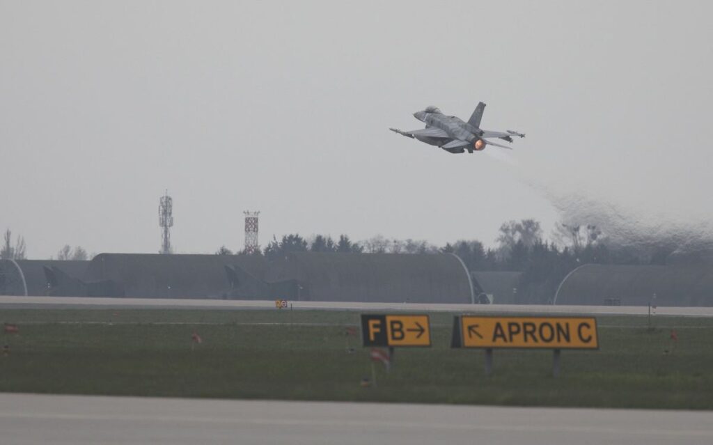 polonya hava kuvvetleri tanimlanmamis ucagi yakin takibe aldi 60080