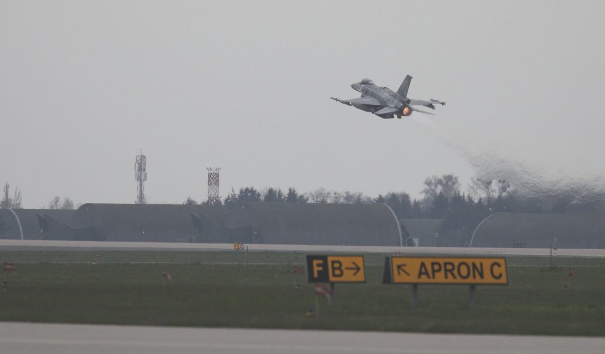 Polonya hava kuvvetleri tanimlanmamis ucagi yakin takibe aldi 60080
