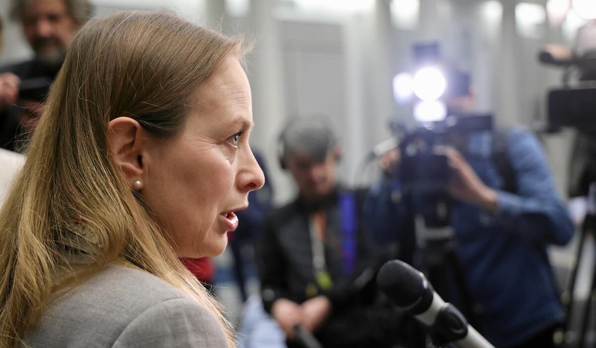 Polonya koalisyonunda guven oyu krizi bakanin gorevden alinmasi tartismasi 63046