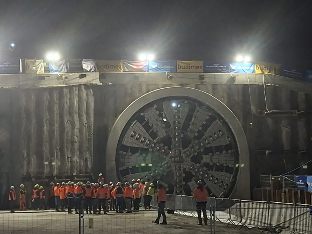 polonya nin en uzun demiryolu tuneli delindi 17 milyar zlotluk proje hizlaniyor 62189