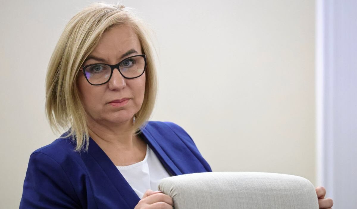 Polonya parlamentosu nda bakan hennig kloska ya guvensizlik oylamasi gerginligi 67256