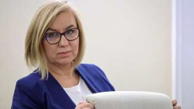 Polonya parlamentosu nda bakan hennig kloska ya guvensizlik oylamasi gerginligi 67256