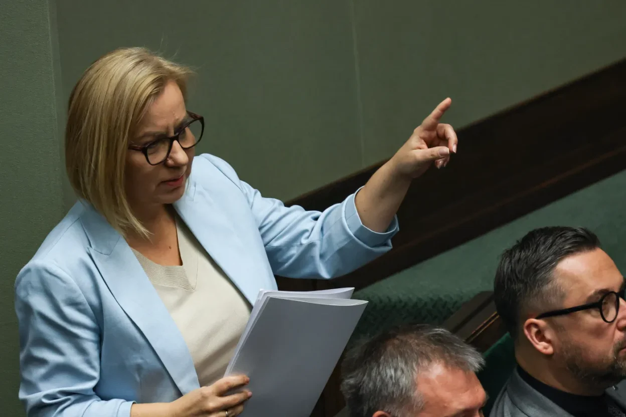 Polonya parlamentosu nda cevre ve i klim bakani hennig kloski ye guvensizlik oylamasi 67547