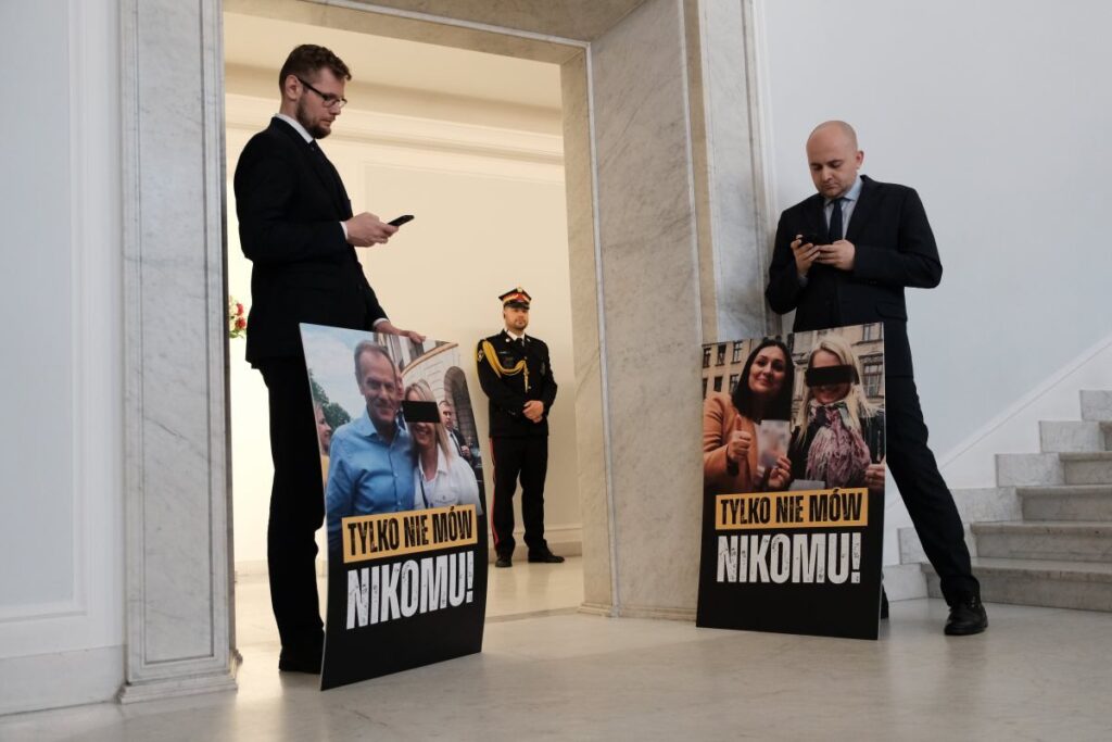 polonya parlamentosu nda i ki milletvekili gorevden uzaklastirildi 67011