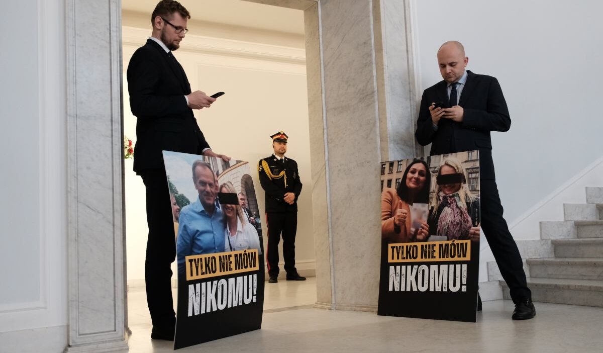 Polonya parlamentosu nda i ki milletvekili gorevden uzaklastirildi 67011