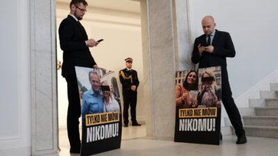 Polonya parlamentosu nda i ki milletvekili gorevden uzaklastirildi 67011