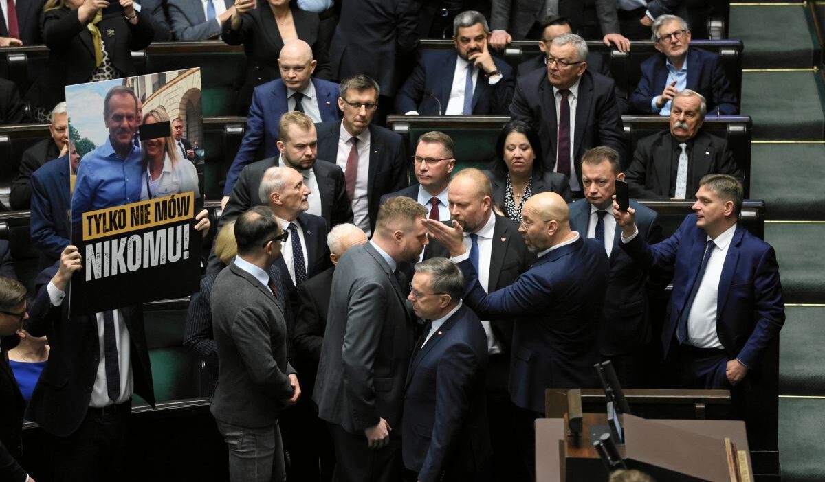 Polonya parlamentosu nda pedofili davasiyla i liskili protesto ve disiplin cezalari 62886