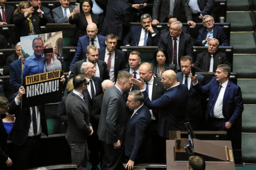 Polonya parlamentosu nda pedofili davasiyla i liskili protesto ve disiplin cezalari 62886
