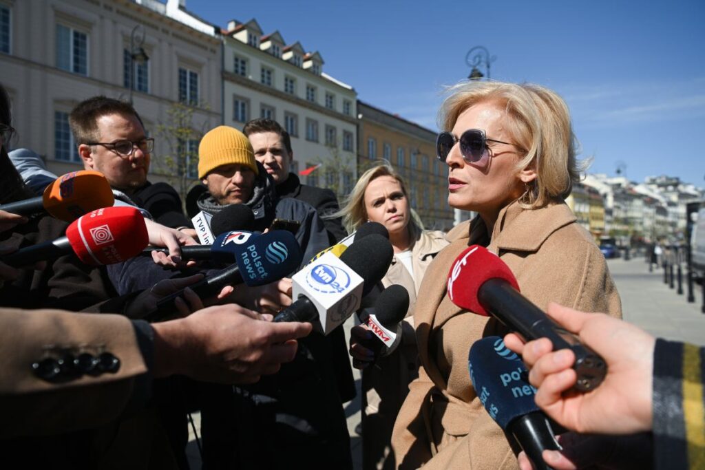 polonya parlamentosu tarafindan secilen anayasa mahkemesi uyelerinin yemin toreni tartismalara yol acti 57613