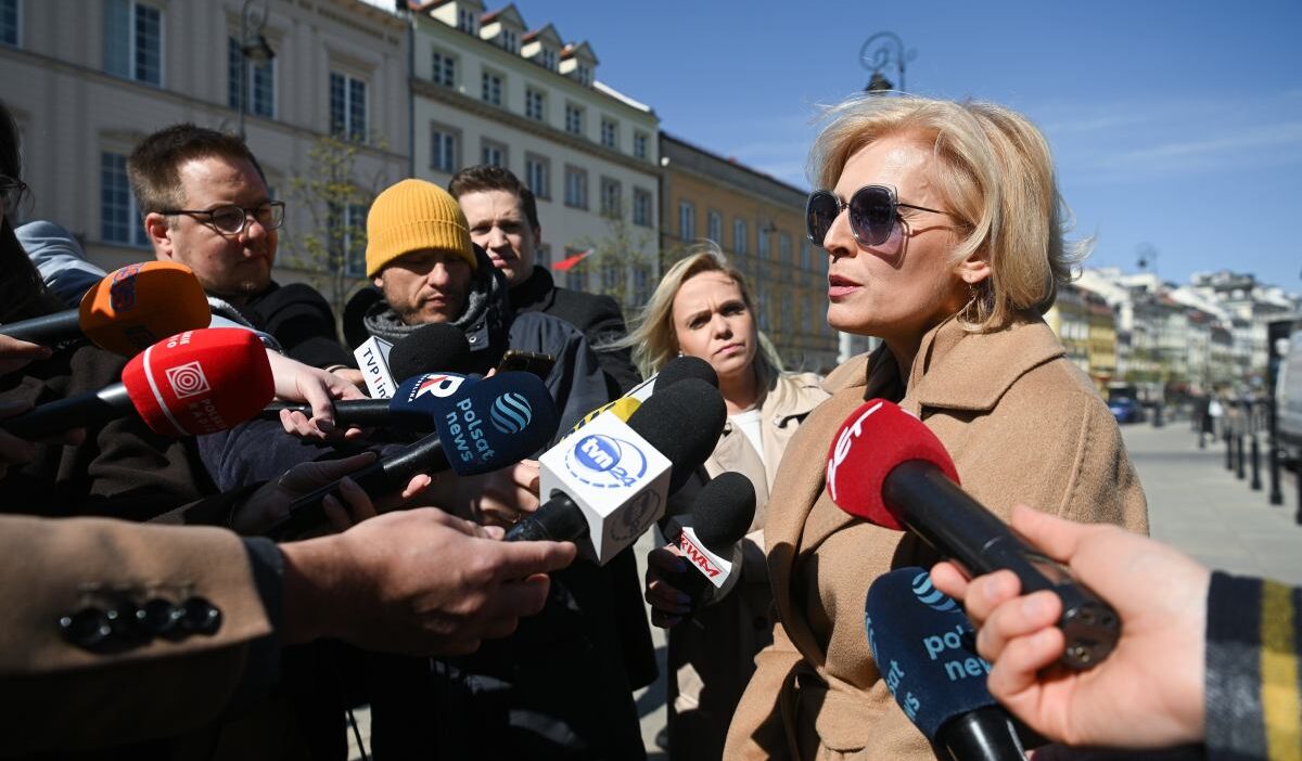 Polonya parlamentosu tarafından seçilen anayasa mahkemesi üyelerinin yemin töreni tartışmalara yol açtı 1 Polonya parlamentosu tarafindan secilen anayasa mahkemesi uyelerinin yemin toreni tartismalara yol acti 57613