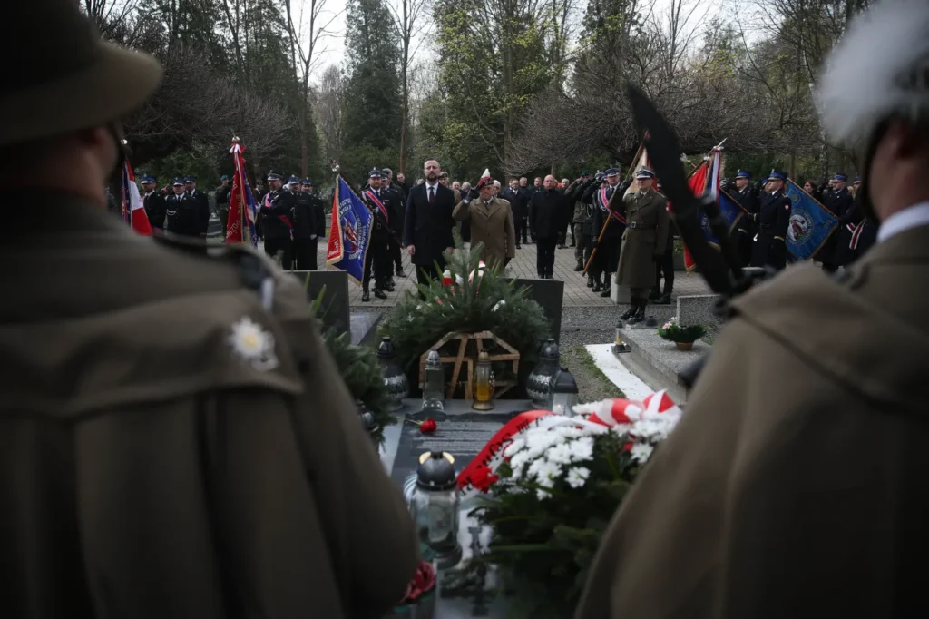 polonya smolensk ucak kazasi nin 16 yil donumunu anma torenleriyle andi 60343