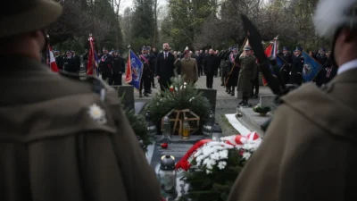 Polonya smolensk ucak kazasi nin 16 yil donumunu anma torenleriyle andi 60343