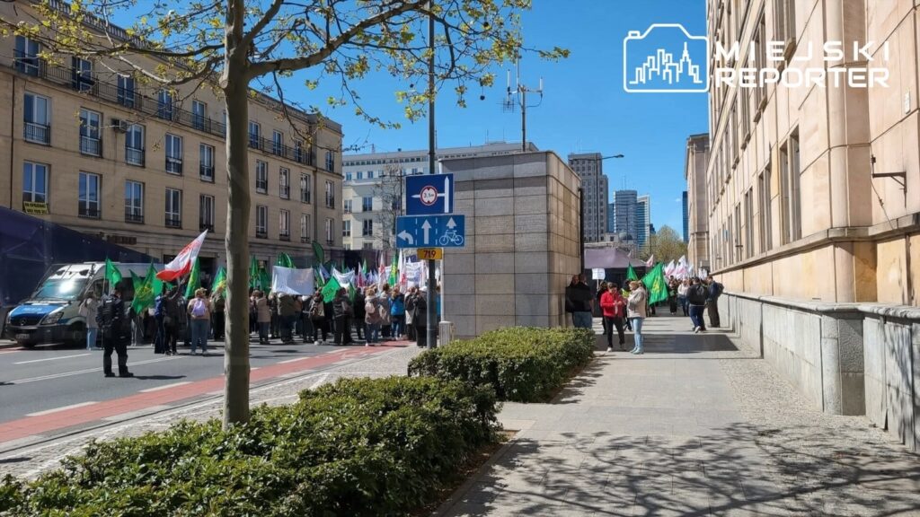 Polonya sosyal sigorta kurumu calisanlari varsova da yuksek maas talebiyle greve cikti 66812