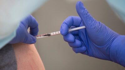 Polonya ya pfizer e odeme ve asi teslimati karari avrupa komisyonu sorumluluktan feragat etti 58246