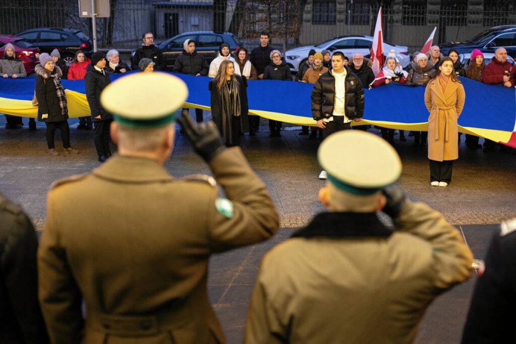 polonyali askerlerin ukrayna marsina saygi gosterisi tartisma yaratti 65499
