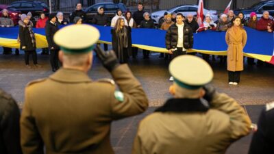 Polonyali askerlerin ukrayna marsina saygi gosterisi tartisma yaratti 65499