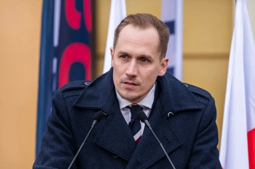 polonyali milletvekili berkowicz e swastika li bayrak skandali sonrasi ceza 65273