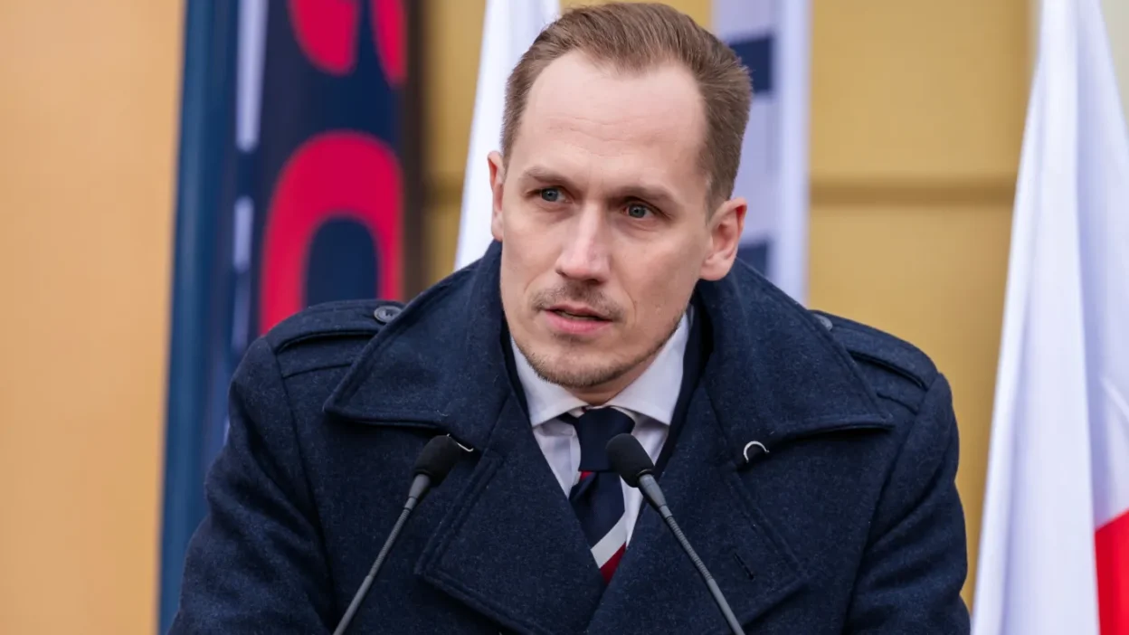 Polonyali milletvekili berkowicz e swastika li bayrak skandali sonrasi ceza 65273