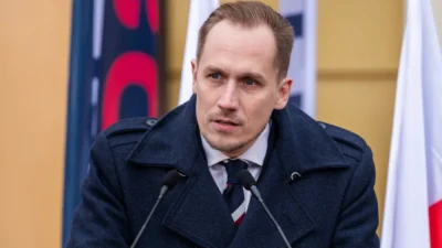 Polonyali milletvekili berkowicz e swastika li bayrak skandali sonrasi ceza 65273