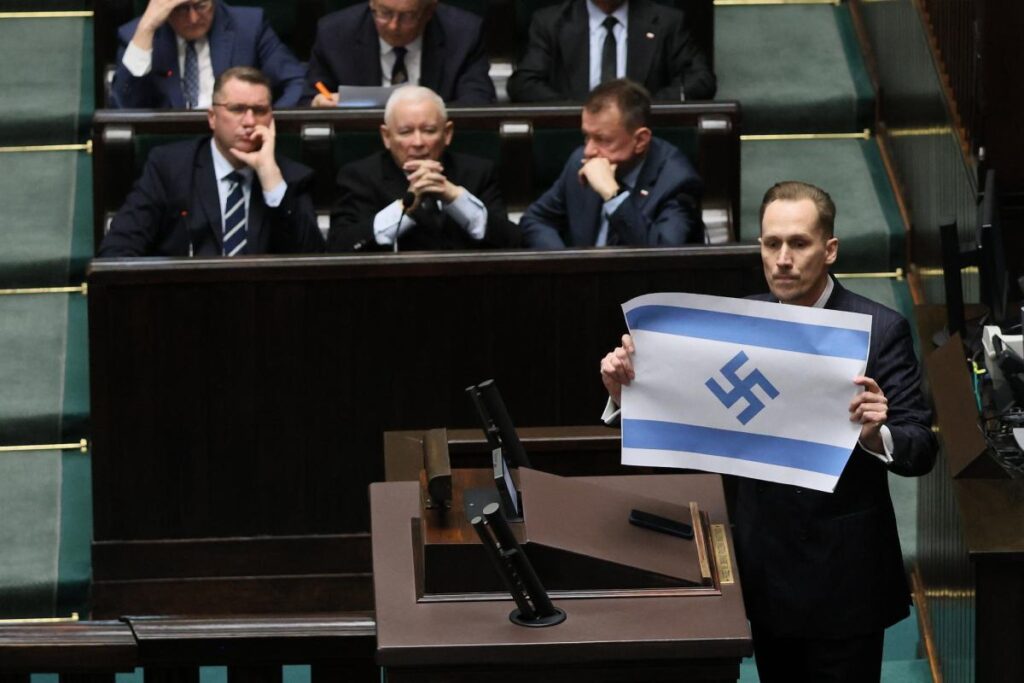 polonyali milletvekili berkowicz in i srail e yonelik aciklamalari ve swastika gosterisi sorusturmaya konu oldu 62312