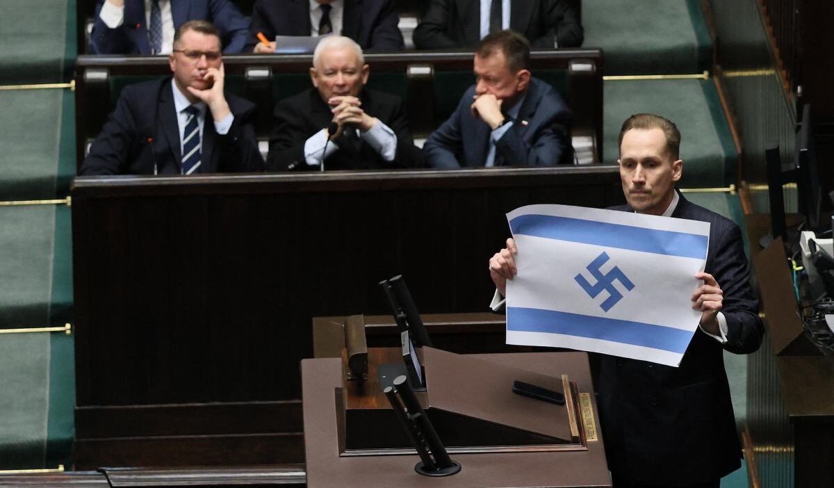 Polonyali milletvekili berkowicz in i srail e yonelik aciklamalari ve swastika gosterisi sorusturmaya konu oldu 62341