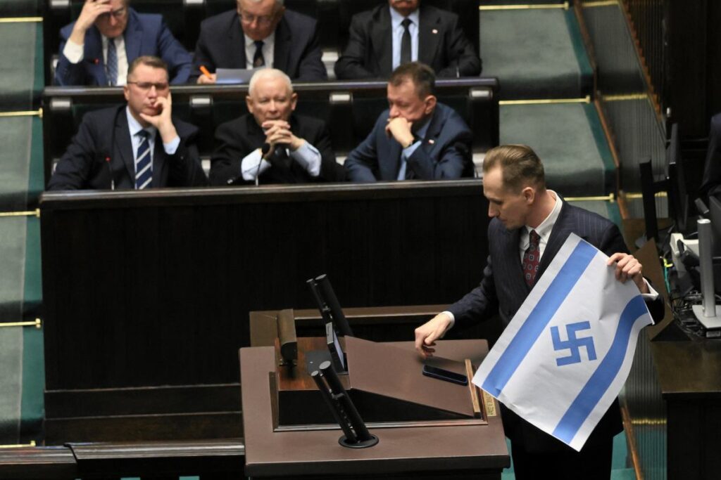 polonyali milletvekili berkowicz ten i srail e soykirim suclamasi ve nazi sembolu gosterisi 61807