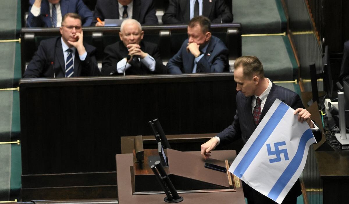 Polonyalı milletvekili berkowicz'ten i̇srail'e soykırım suçlaması ve nazi sembolü gösterisi 1 Polonyali milletvekili berkowicz ten i srail e soykirim suclamasi ve nazi sembolu gosterisi 61807