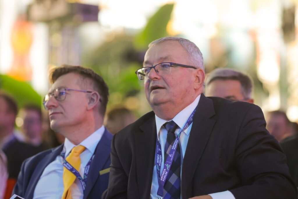 polonyali milletvekili gazetecinin fotografini cekmekle suclandi 65664