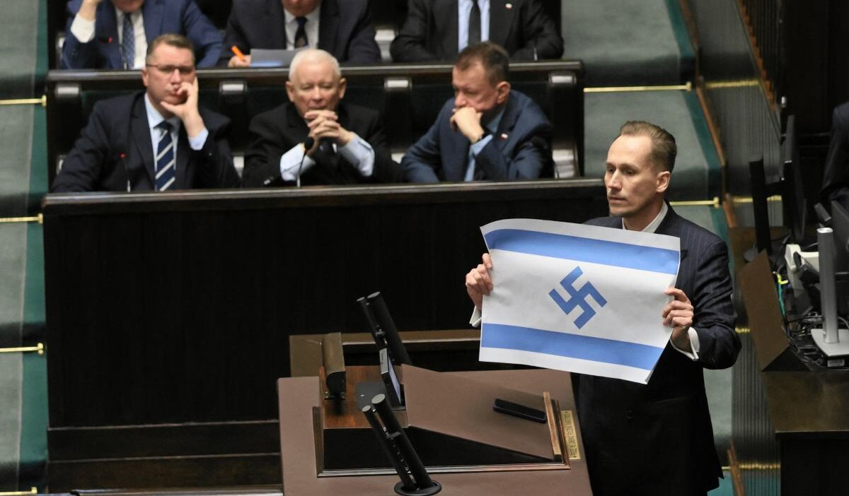 Polonyali milletvekili i srail i ozel siddetle soykirim la sucladi ve nazi semboluyle degistirilmis i srail bayragi gosterdi 61948