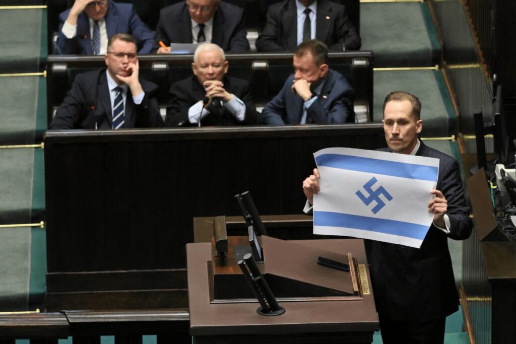 polonyali milletvekili i srail i soykirim i ddiasiyla sucladi ve swastika sembollu bayrak gosterdi 65240