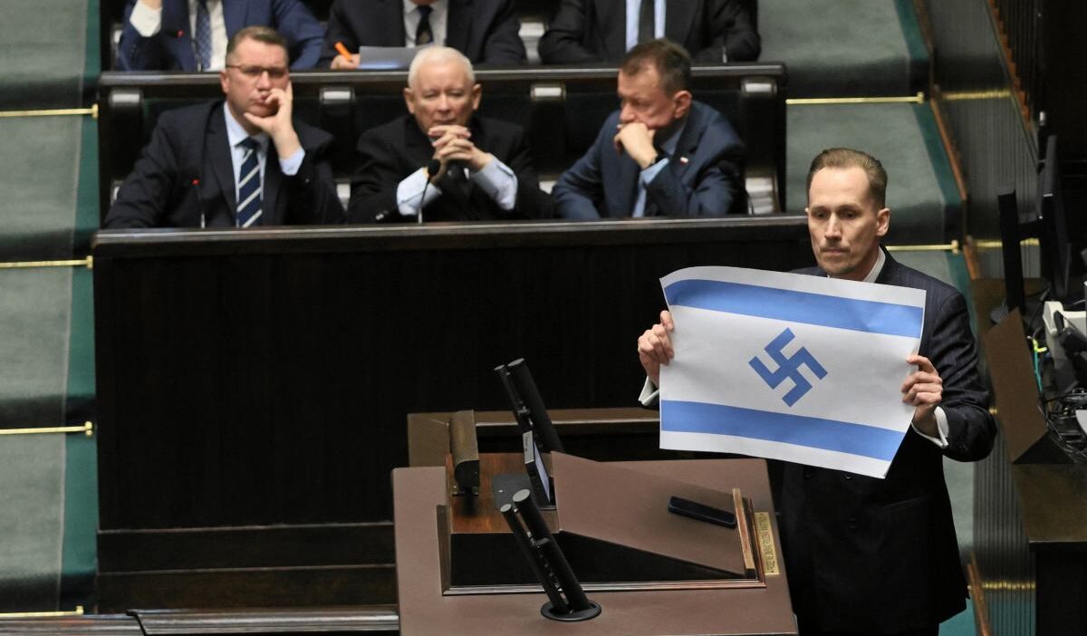 Polonyali milletvekili i srail i soykirim i ddiasiyla sucladi ve swastika sembollu bayrak gosterdi 65240
