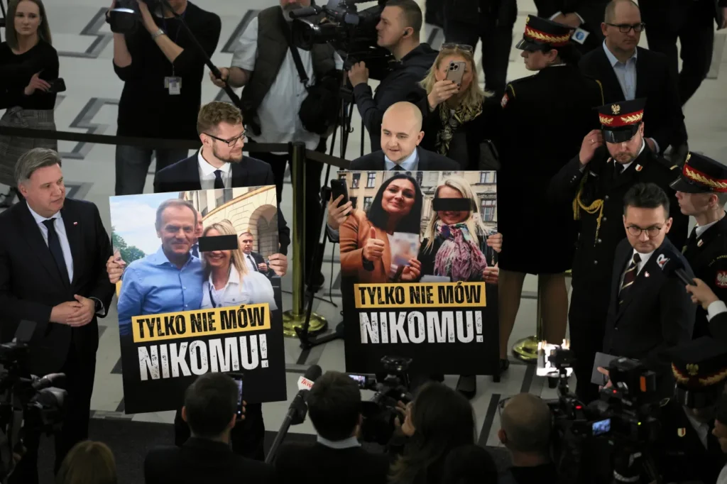 polonyali milletvekillerine gorevlerini engelleme cezasi maaslarinin yarisi kesilecek 67070