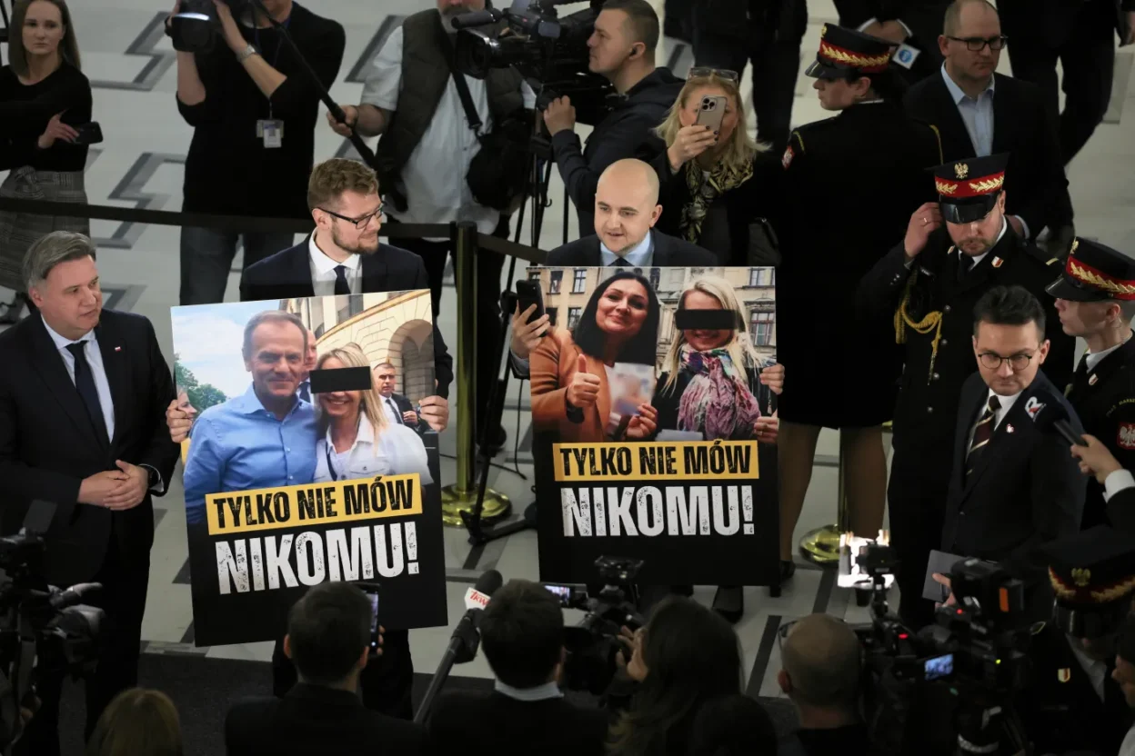 Polonyali milletvekillerine gorevlerini engelleme cezasi maaslarinin yarisi kesilecek 67070