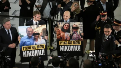 Polonyali milletvekillerine gorevlerini engelleme cezasi maaslarinin yarisi kesilecek 67070