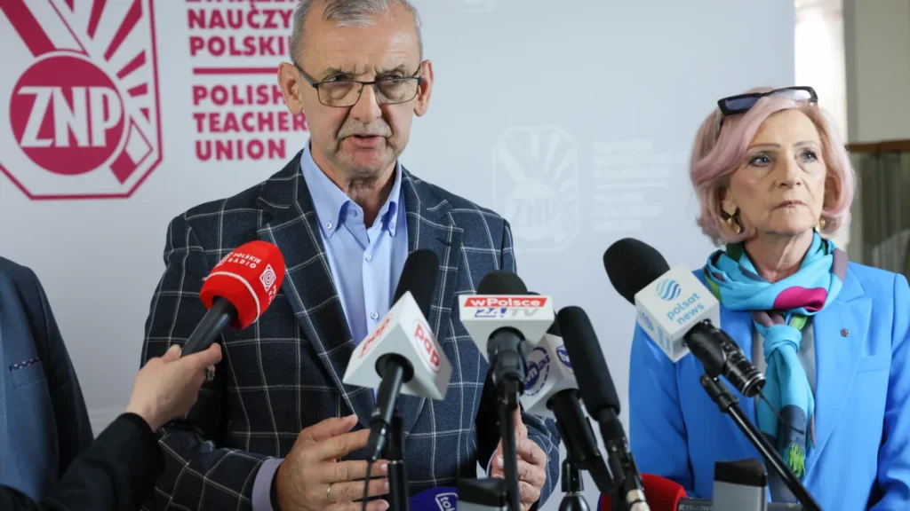 polonyali ogretmen sendikasi tusk un sozlerini hatirlatti maaslarin ulke ortalamasina baglanmasi talebi 65178