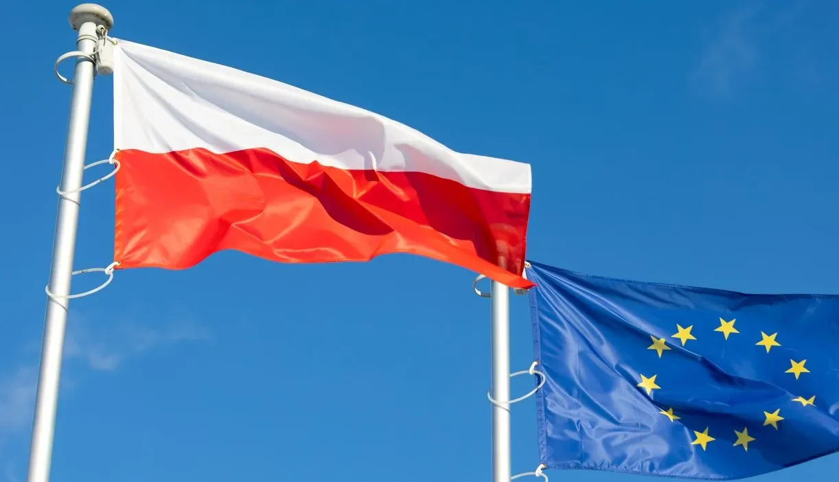 Polonyali yargiclardan adliye salonlarina ab bayragi uygulamasina tepki 62615