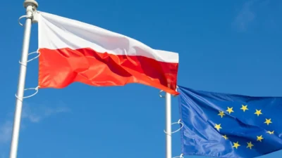 Polonyali yargiclardan adliye salonlarina ab bayragi uygulamasina tepki 62615