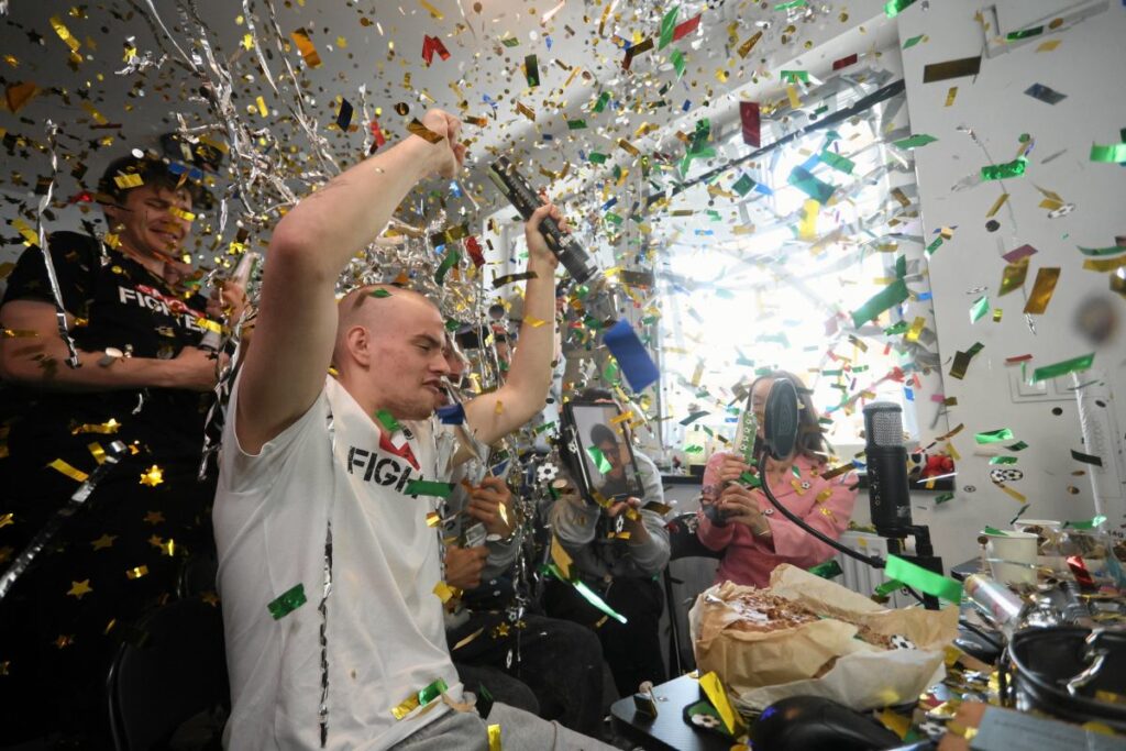 polonyali yayinci atwogang in bagis kampanyasi 282 milyon z oty yi asti 67005