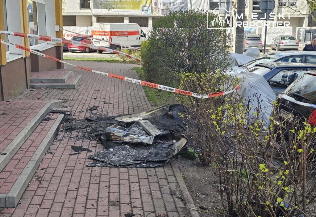 Pruszk w da siddetli ruzgar bir apartmanin catisini yipratti 59159