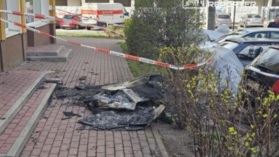 Pruszk w da siddetli ruzgar bir apartmanin catisini yipratti 59159