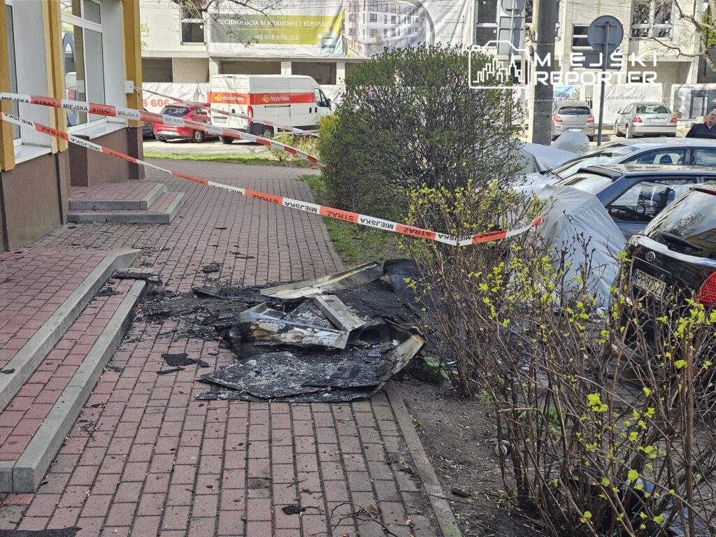 pruszk w da siddetli ruzgar bir apartmanin catisini yipratti 59159