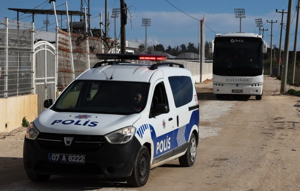 sanliurfa da okulda silahli saldiri 16 yarali saldirgan i ntihar etti 61733