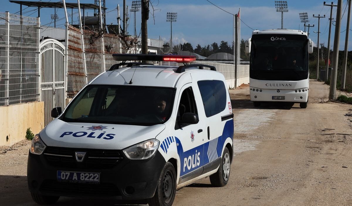 Sanliurfa da okulda silahli saldiri 16 yarali saldirgan i ntihar etti 61733