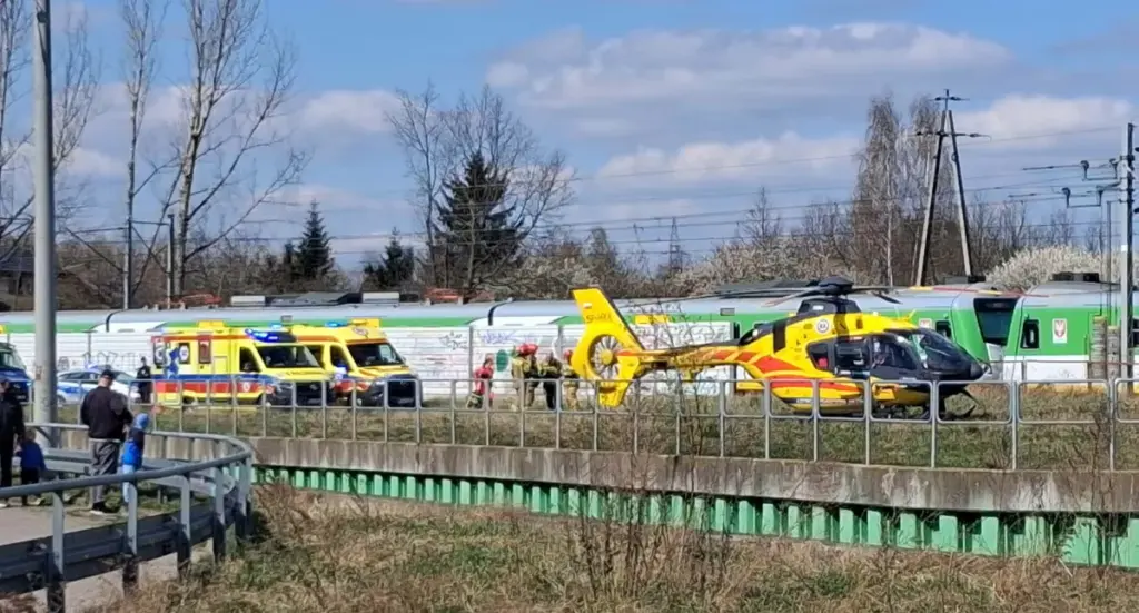 Siedlce de tren kazasi 21 yasindaki genc agir yaralandi sorusturma baslatildi 62237