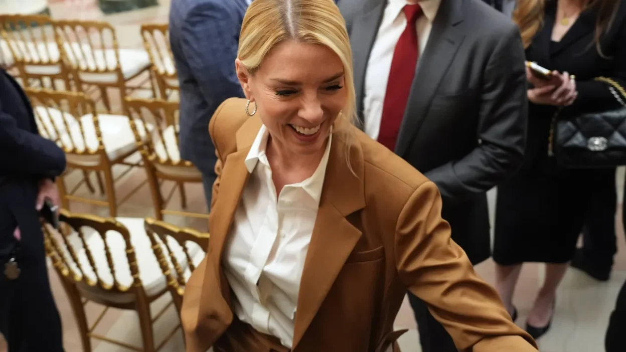 Trump in bassavcisi bondi gorevden alindi epstein davasi kilit nokta 58323