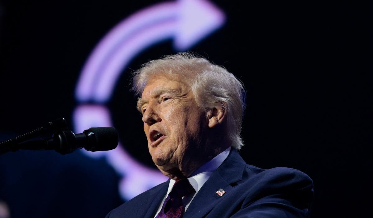 Trump ufo belgelerinin yayinlanacagini duyurdu obama nin aciklamalarina tepki gosterdi 63169